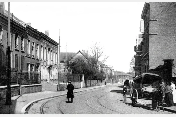 Autrefois appelée rue Saint-Roch, cette avenue est aujourd’hui l’avenue Marius Meurée