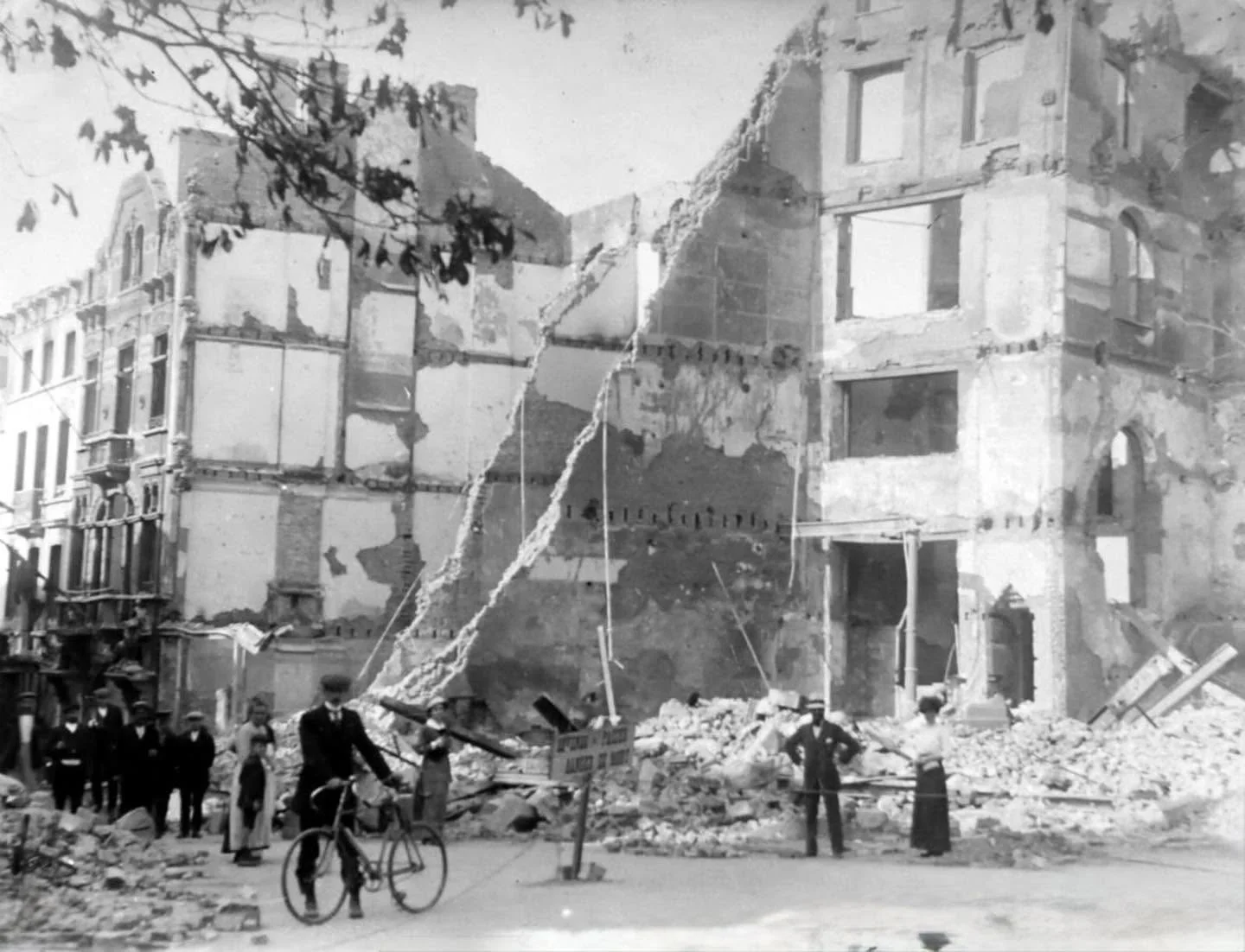 Au lendemain des bombardements de la guerre (1918) | Rue de la Montagne, Charleroi | 1918