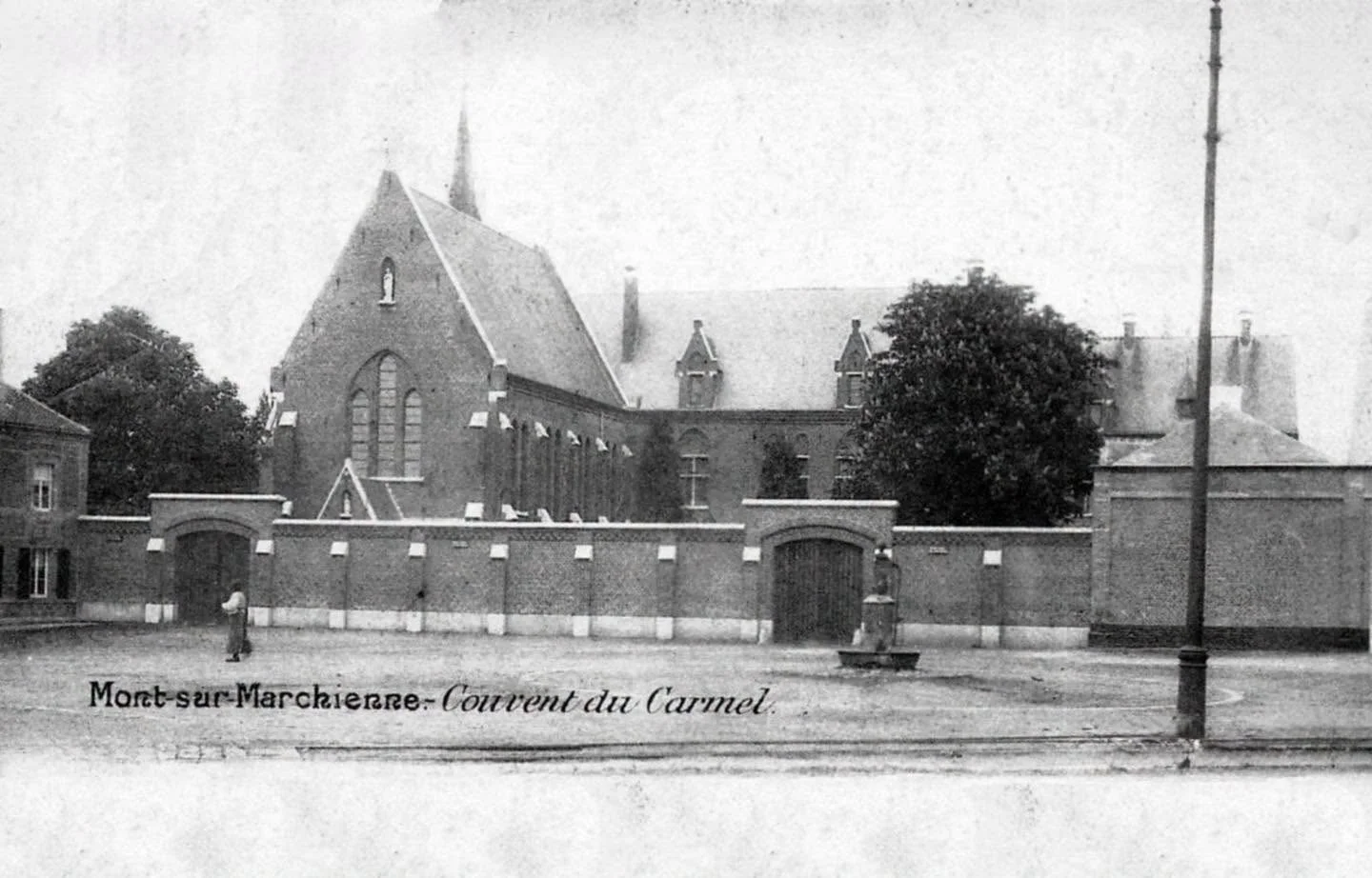 Avant de devenir le Musée de la Photographie, ce bâtiment de Mont-sur-Marchienne était un couvent de Carmélites | Avenue Paul Pastur, Mont-sur-Marchienne | 1904