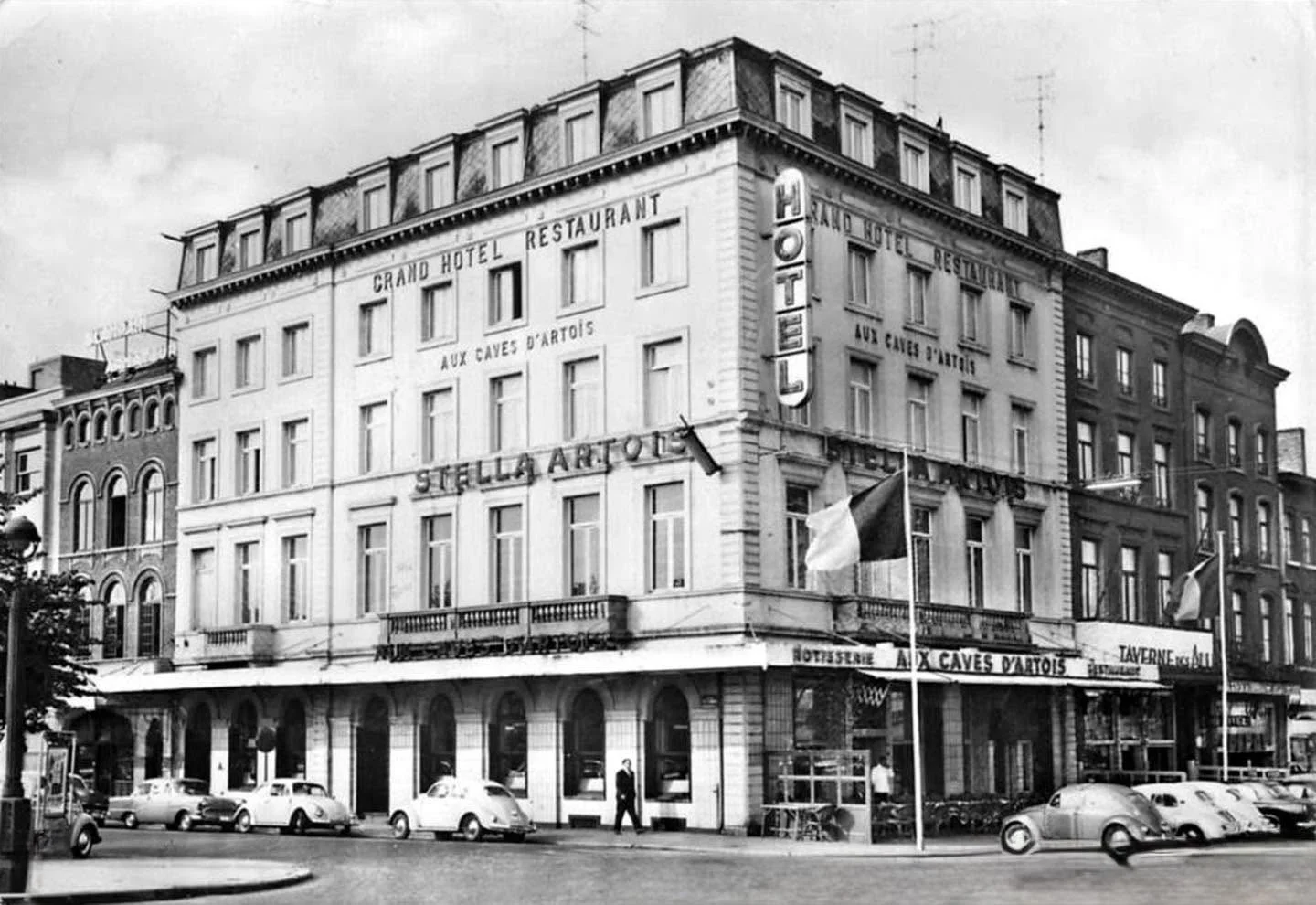 Avant l’hôtel Ibis … Il y avait le Grand Hôtel Restaurant des Caves d’Artois | Place Emile Buisset, Charleroi