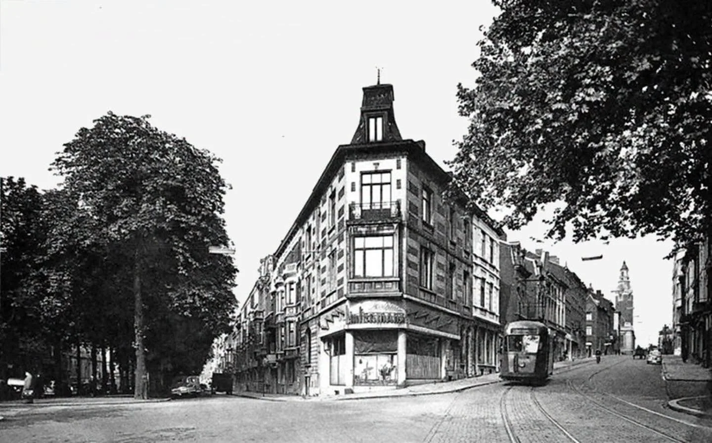 Ces arbres, cette perspective… quelle avenue majestueuse ! | Rue d'Orléans, Charleroi