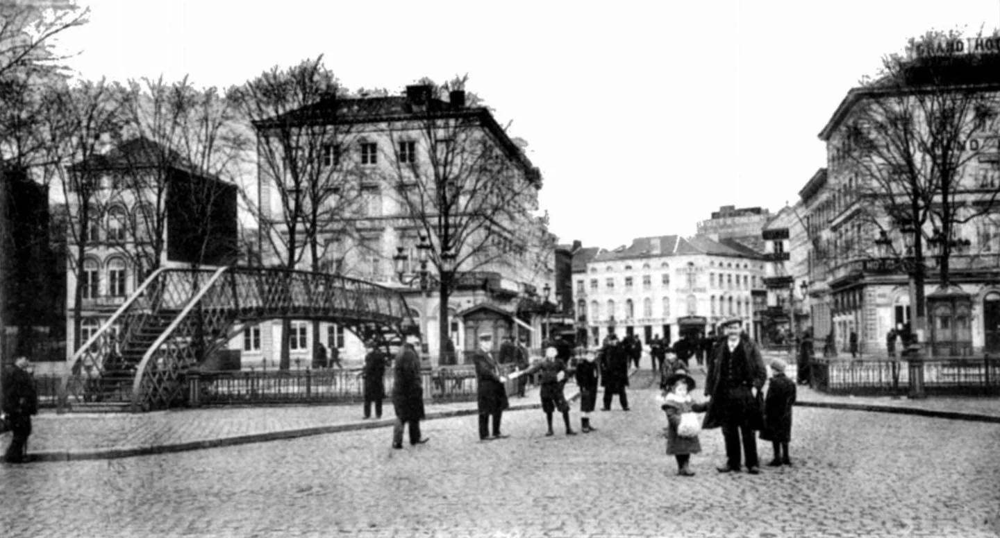 Face à la gare, la place Émile Buisset | Place Emile Buisset, Charleroi
