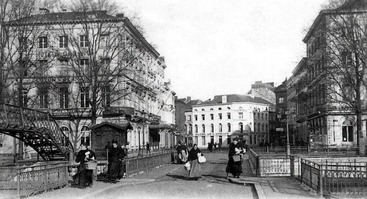 Face à la gare, la place Émile Buisset | Place Emile Buisset, Charleroi