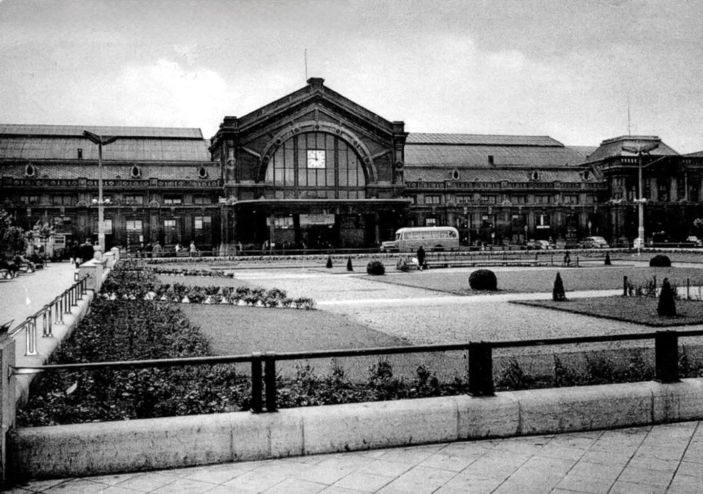 Gare de Charleroi Sud | Square des Martyrs, Charleroi | 1958