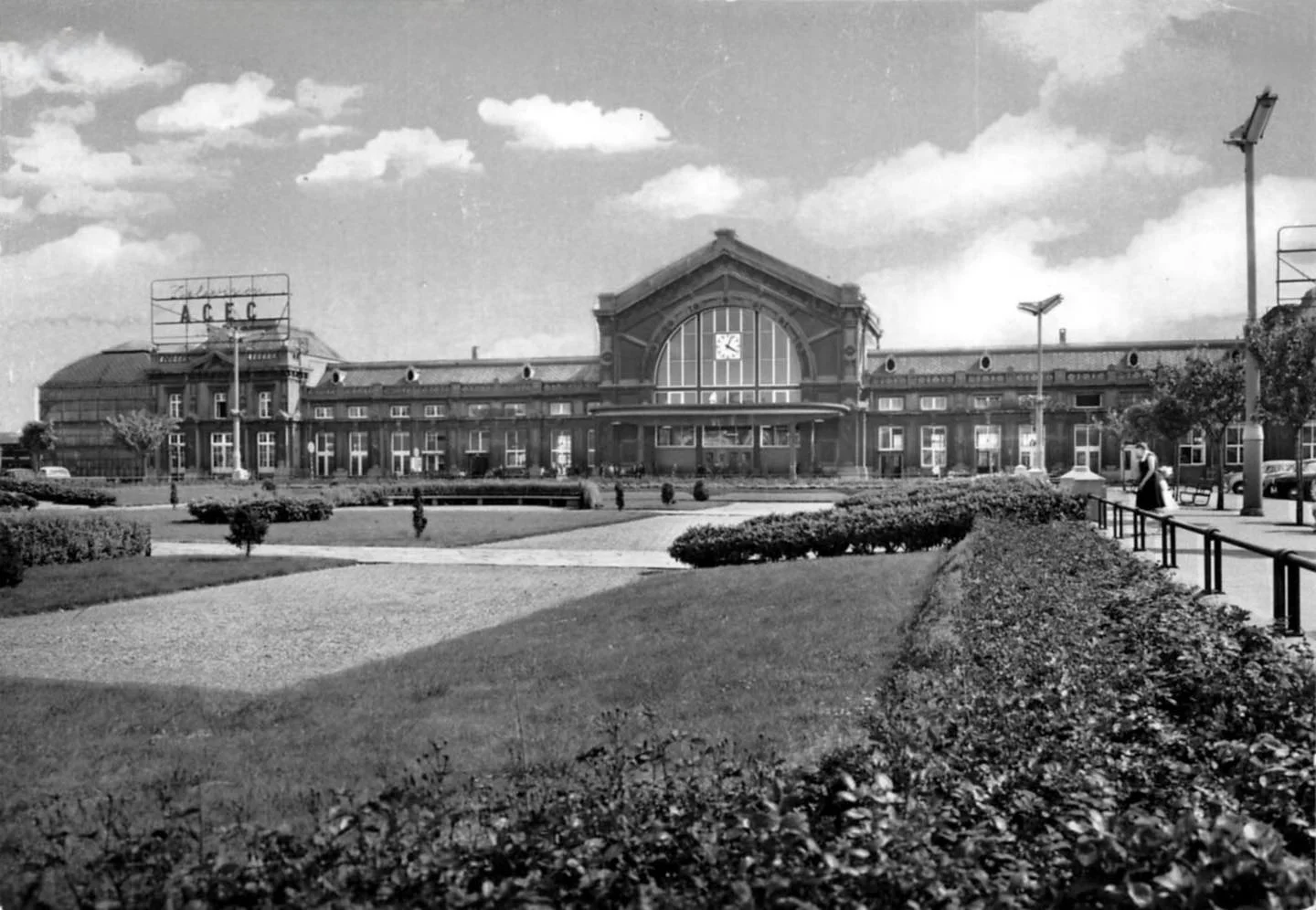 Gare du Sud | Square des Martyrs, Charleroi