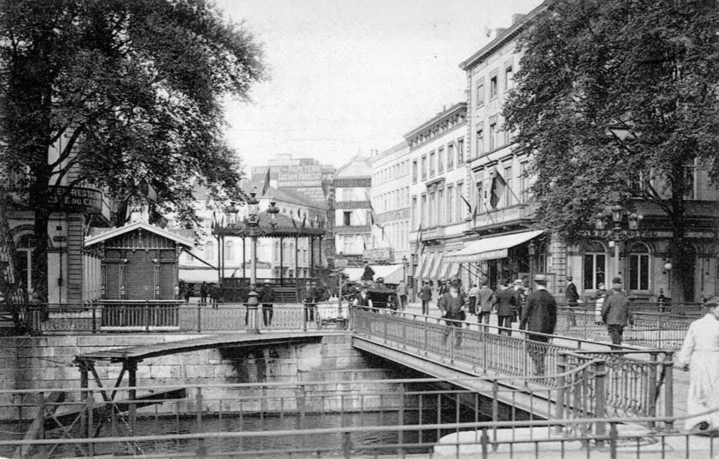 Il s’agit de la Place Émile Buisset, dont le visage a bien changé au fil des décennies. | Place Emile Buisset, Charleroi
