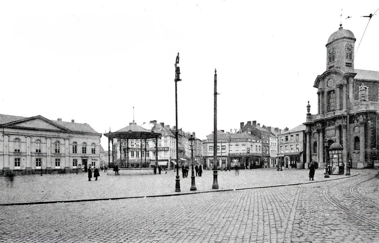 L’ancien hôtel de ville, visible sur cette photo, a été démoli en 1931 | Place Charles II, Charleroi | 1924