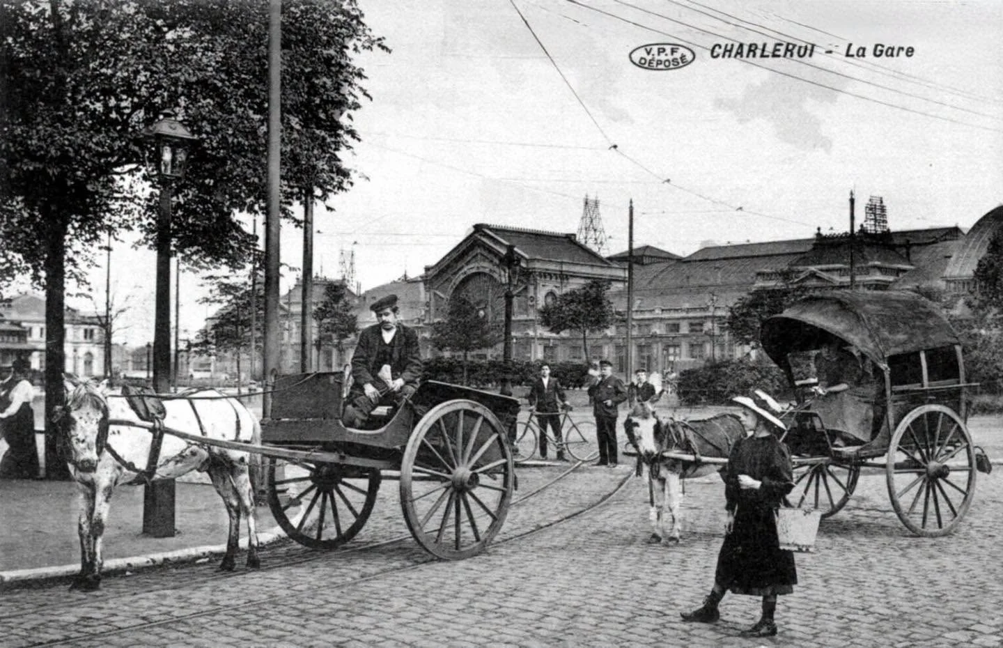 À l’époque, les chevaux faisaient résonner leurs sabots sur les pavés, tandis que le chemin menant aux quais était bordé d’arbres. | Square des Martyrs, Charleroi