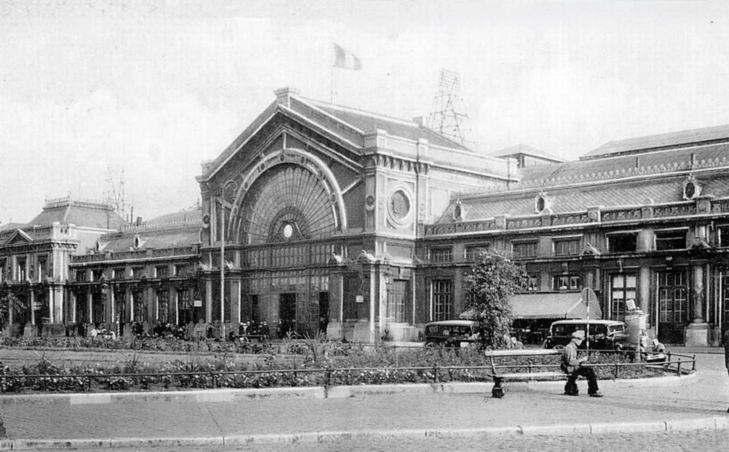 La gare de Charleroi coiffée d’un drapeau belge 🇧🇪 | Square des Martyrs, Charleroi