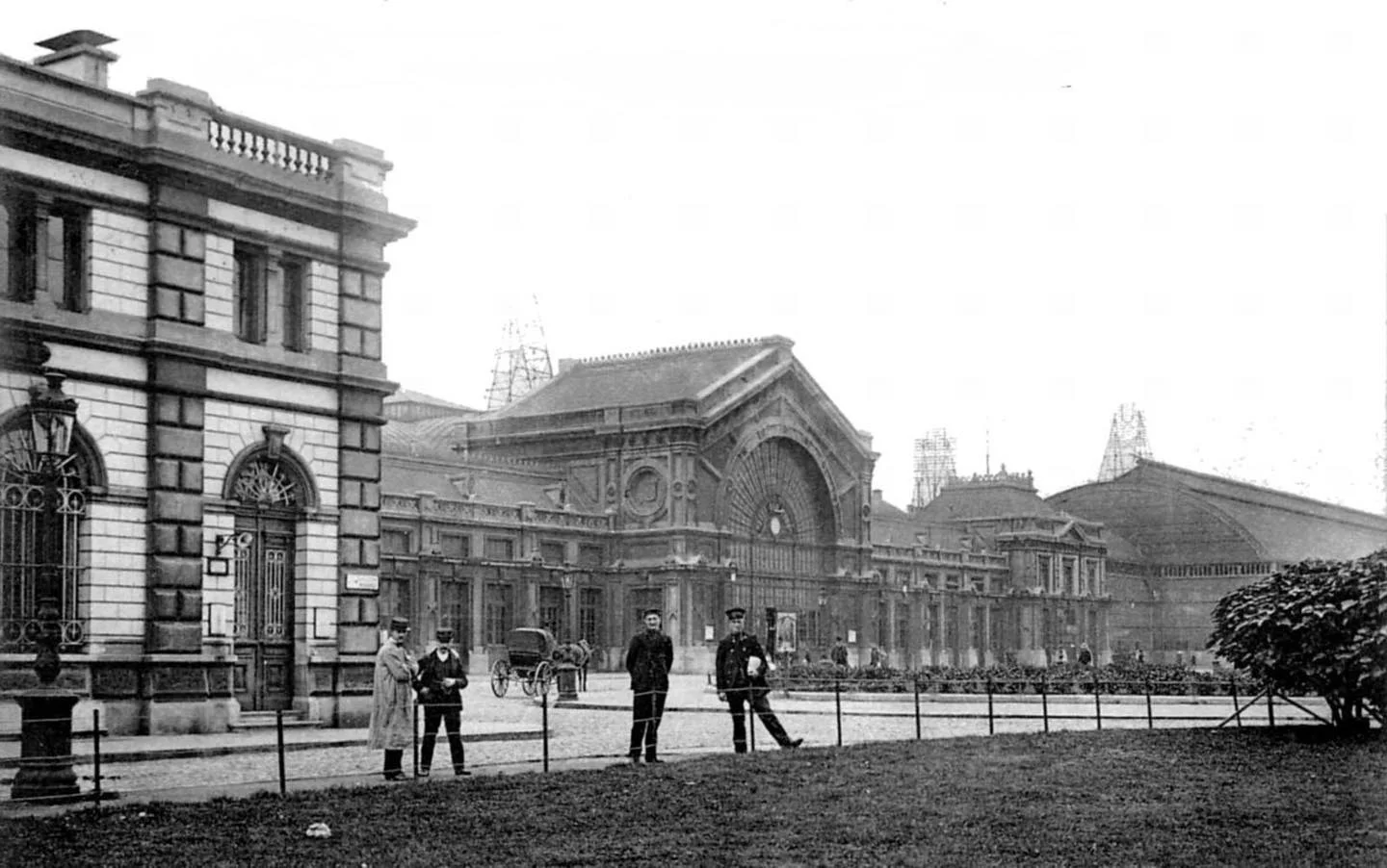 La gare et la poste carolos au début du XXe siècle | Square des Martyrs, Charleroi | 1912