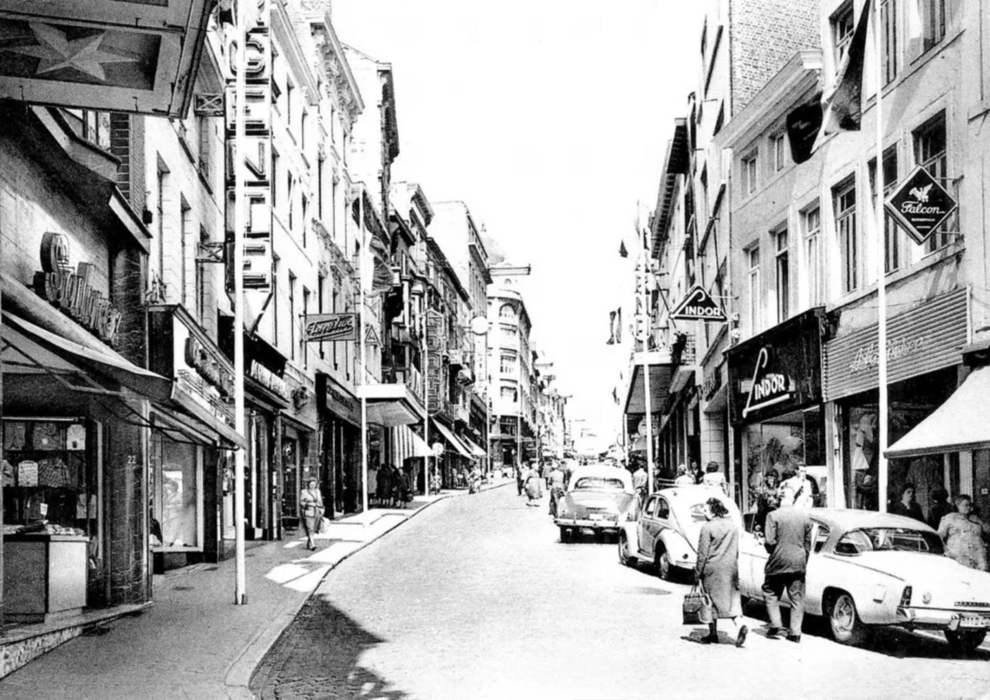 La rue de la Montagne et ses voitures d’une autre époque | Rue de la Montagne, Charleroi