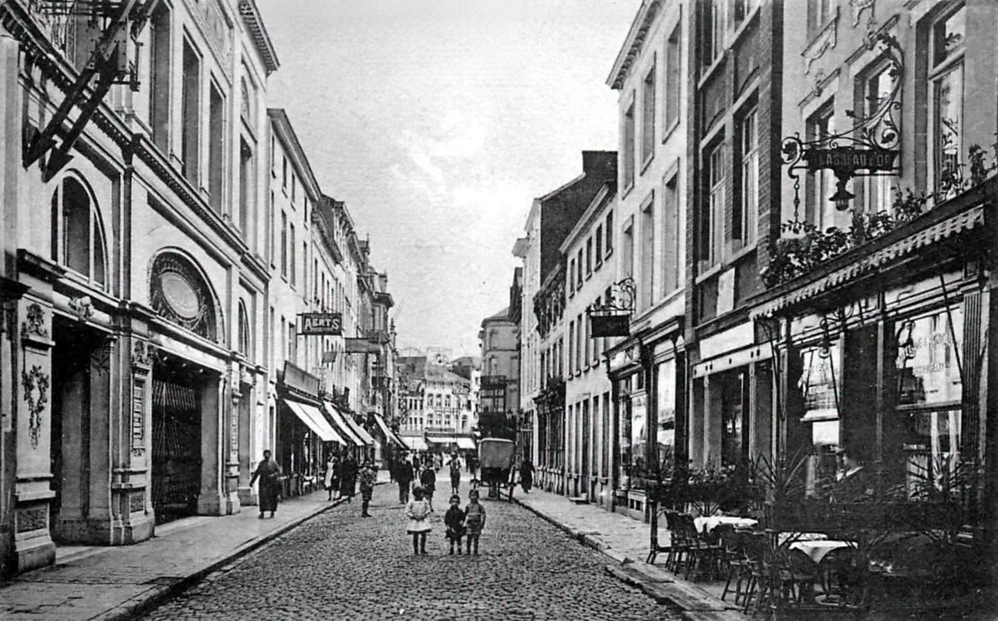 La rue de Marchienne et le Coliseum | Rue de Marchienne, Charleroi