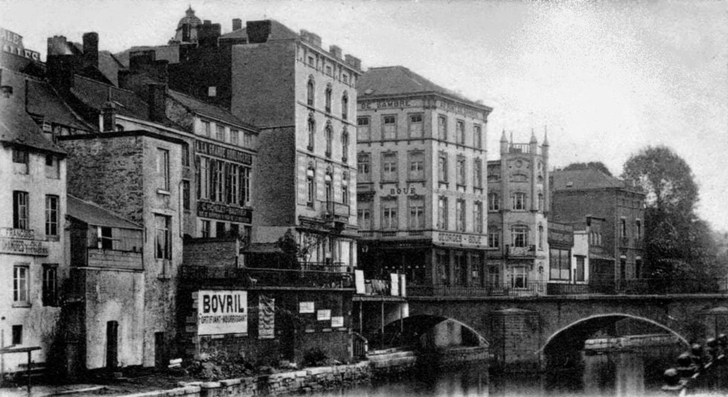 La rue du Pont de Sambre lorsque la Sambre y coulait encore | Rue du Pont de Sambre, Charleroi