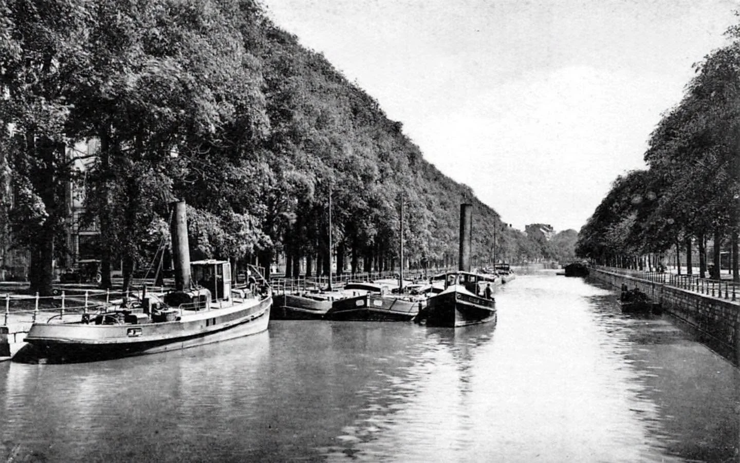 La Sambre à Charleroi, à une époque où les arbres étaient bien plus présents le long des quais, Charleroi