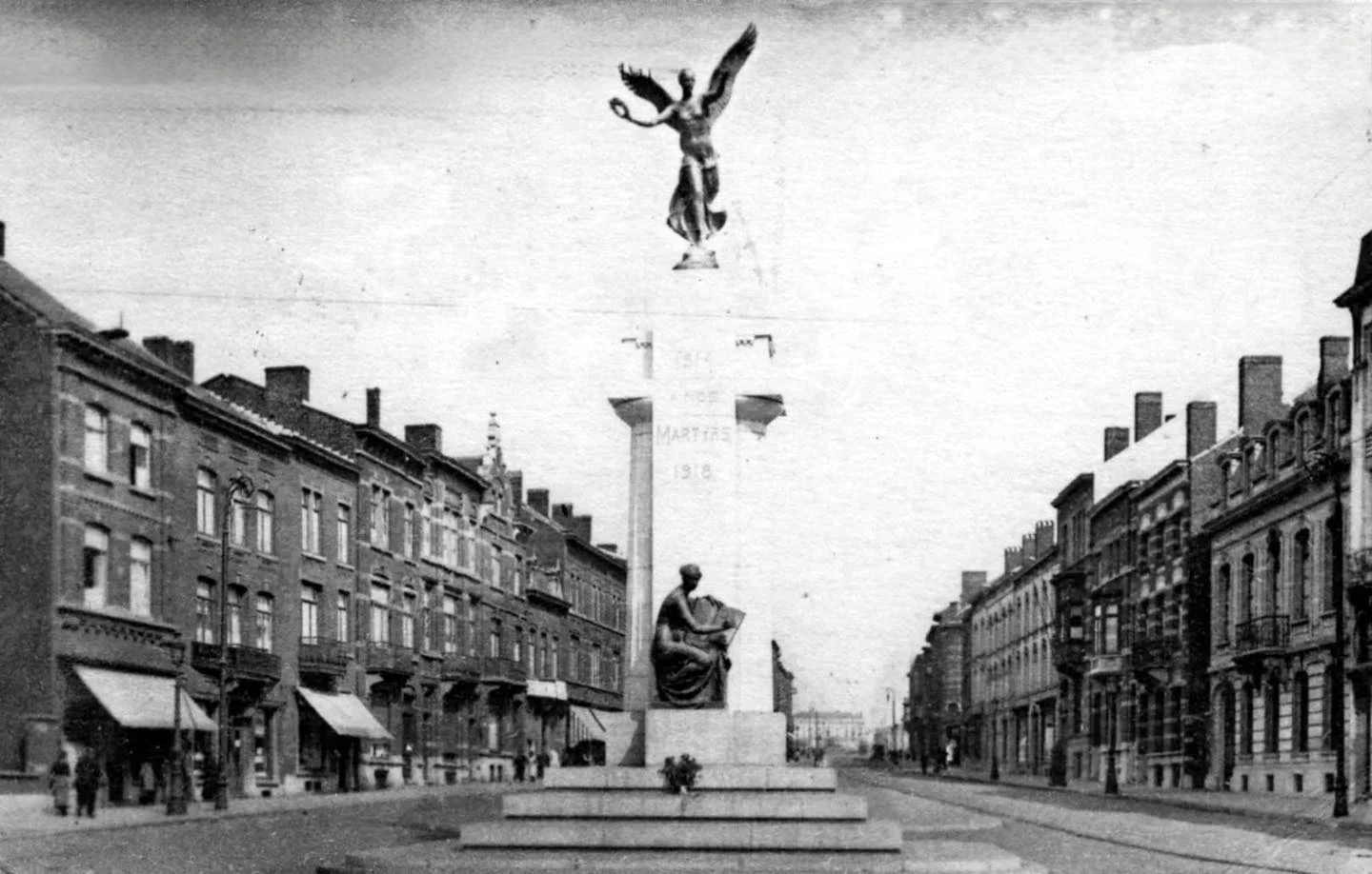 Le monument aux martyrs | Avenue de Waterloo, Charleroi