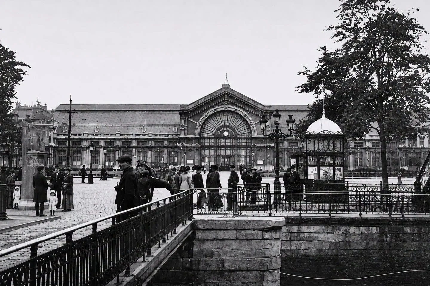 Notre grande gare est construite en 1874 | Square des Martyrs, Charleroi