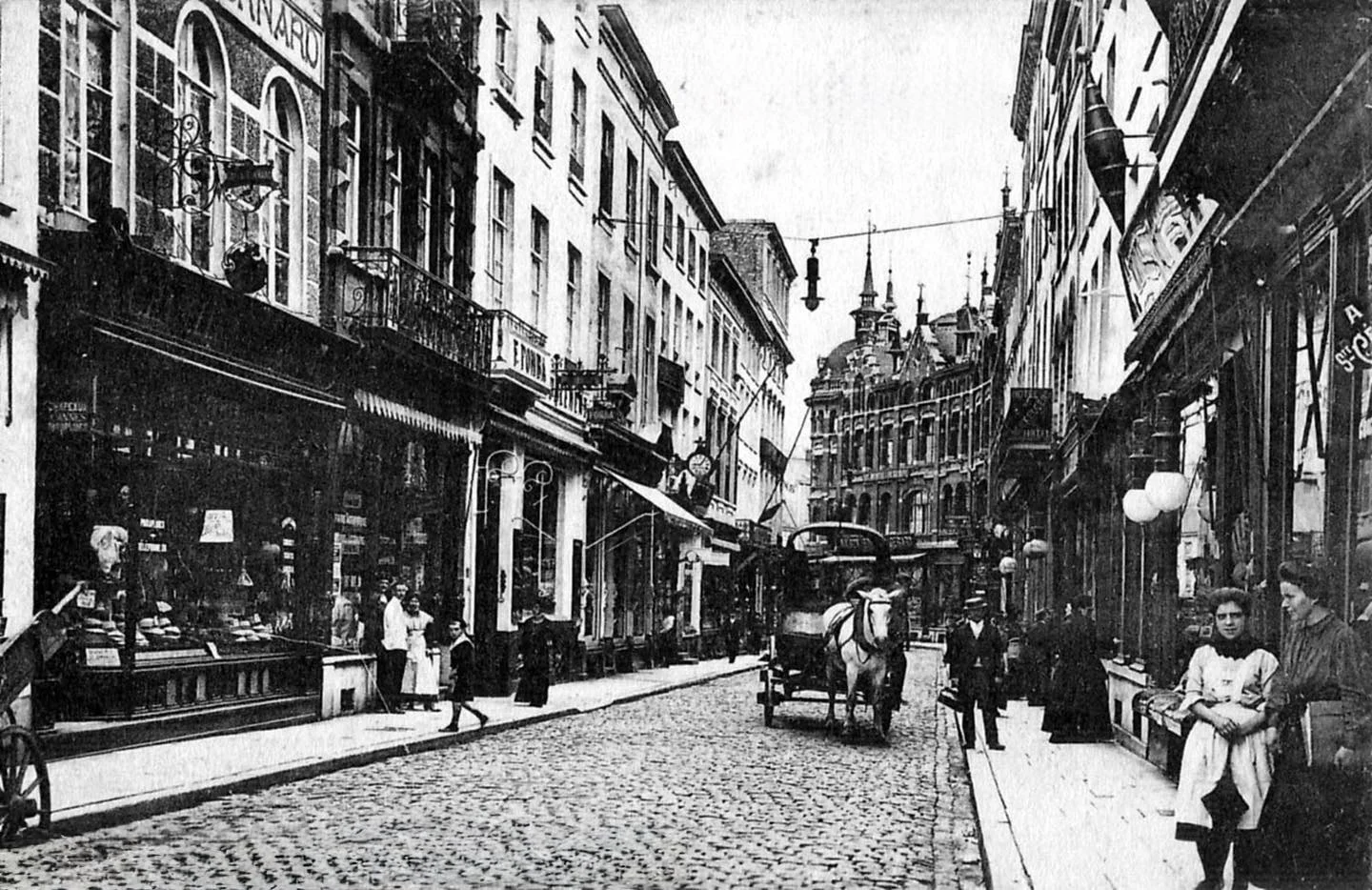 Pavés et chevaux au cœur du quotidien | Rue du Collège, Charleroi | 1923