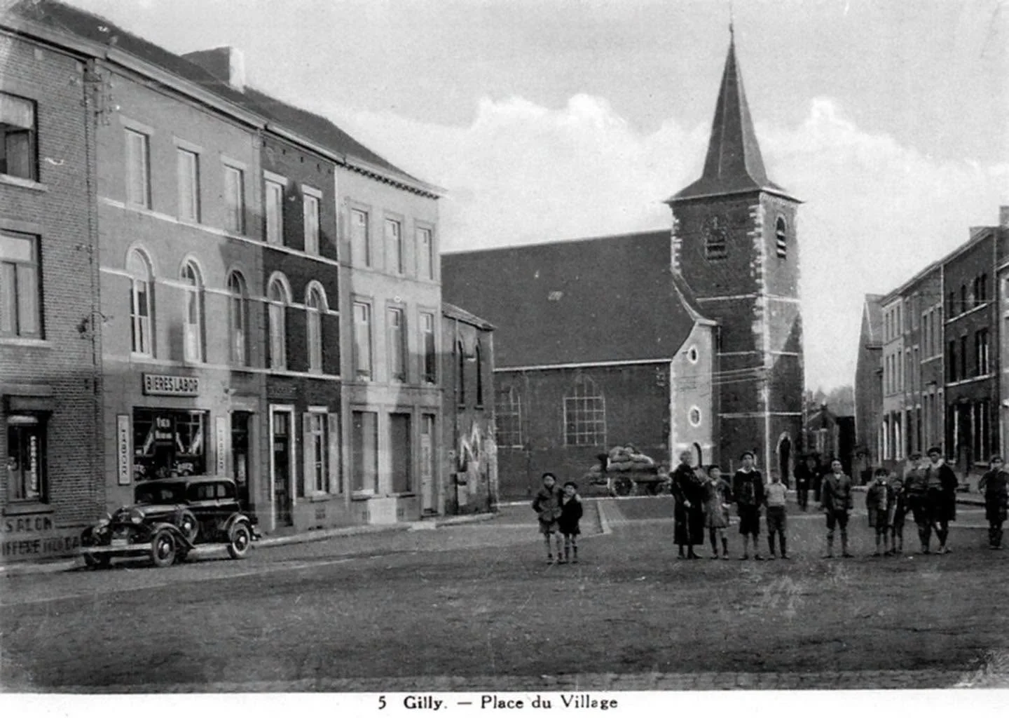 Place du Village / Place Ferrer | Place du village, Gilly
