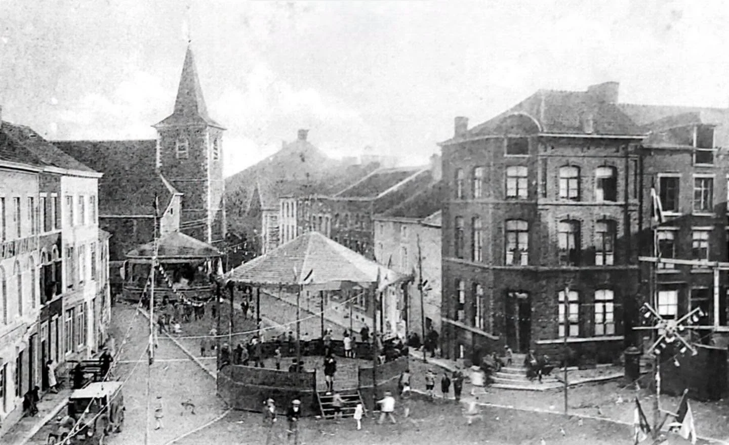 Place Ferrer, anciennement place du village | Place du village, Gilly