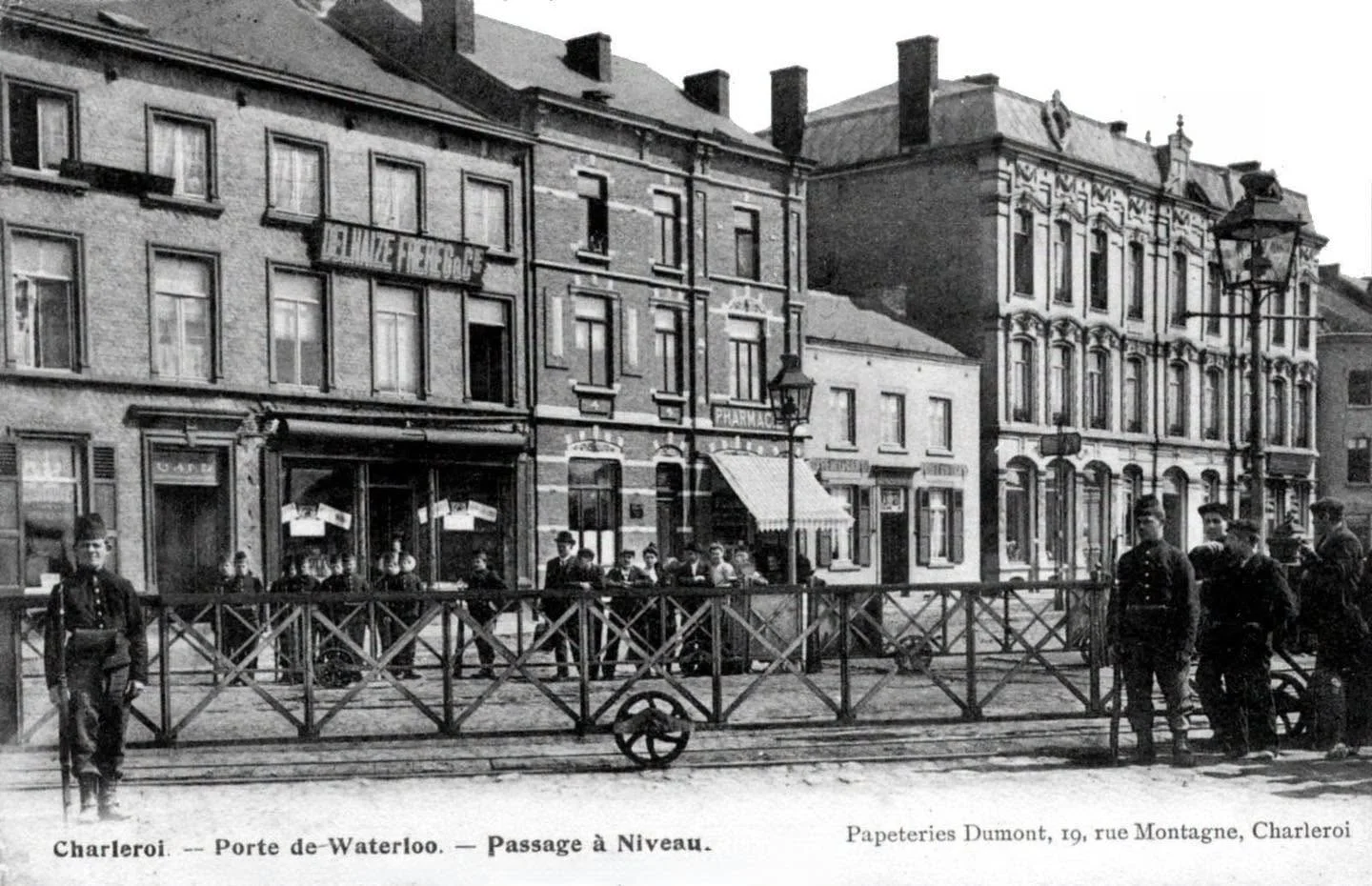 Porte de Waterloo | Square Jules Hiérnaux, Charleroi