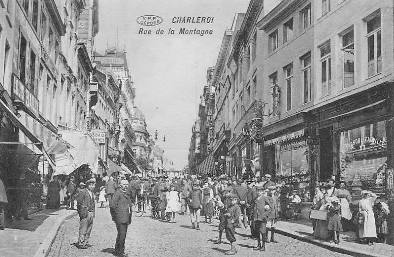 Rue de la Montagne, noire de monde | Rue de la Montagne, Charleroi