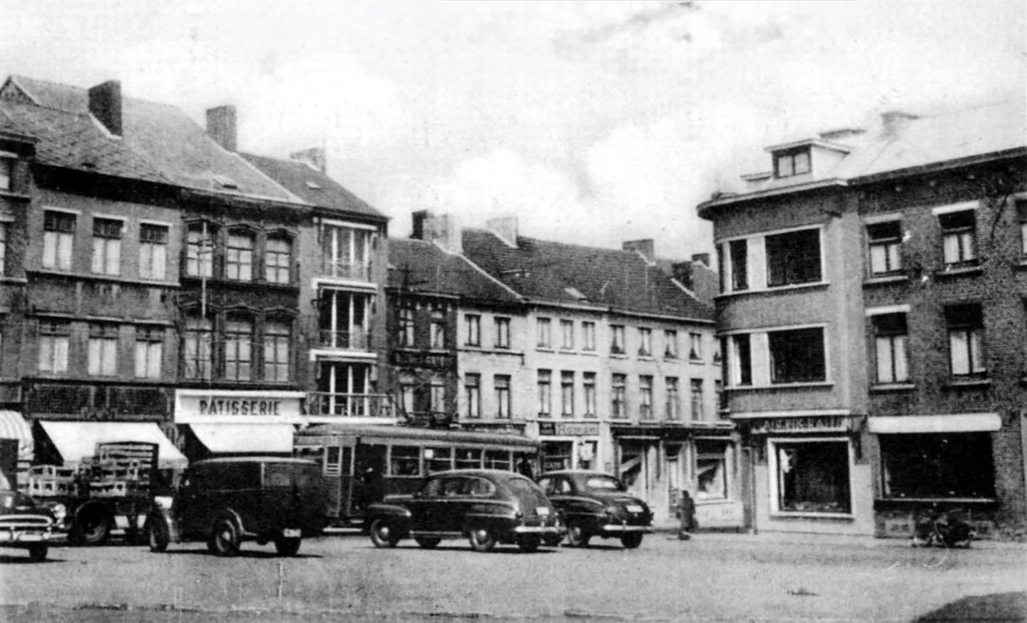 Un coin de la place et chaussée de Fleurus | Place du village, Gilly