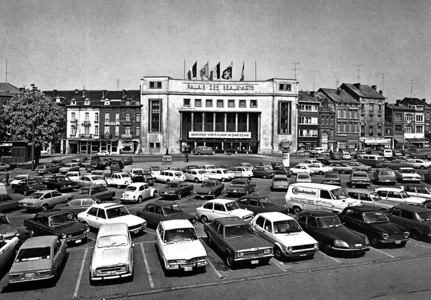 Une place que l’on reconnaît tous, envahie de voitures.. | Place du Manège, Charleroi