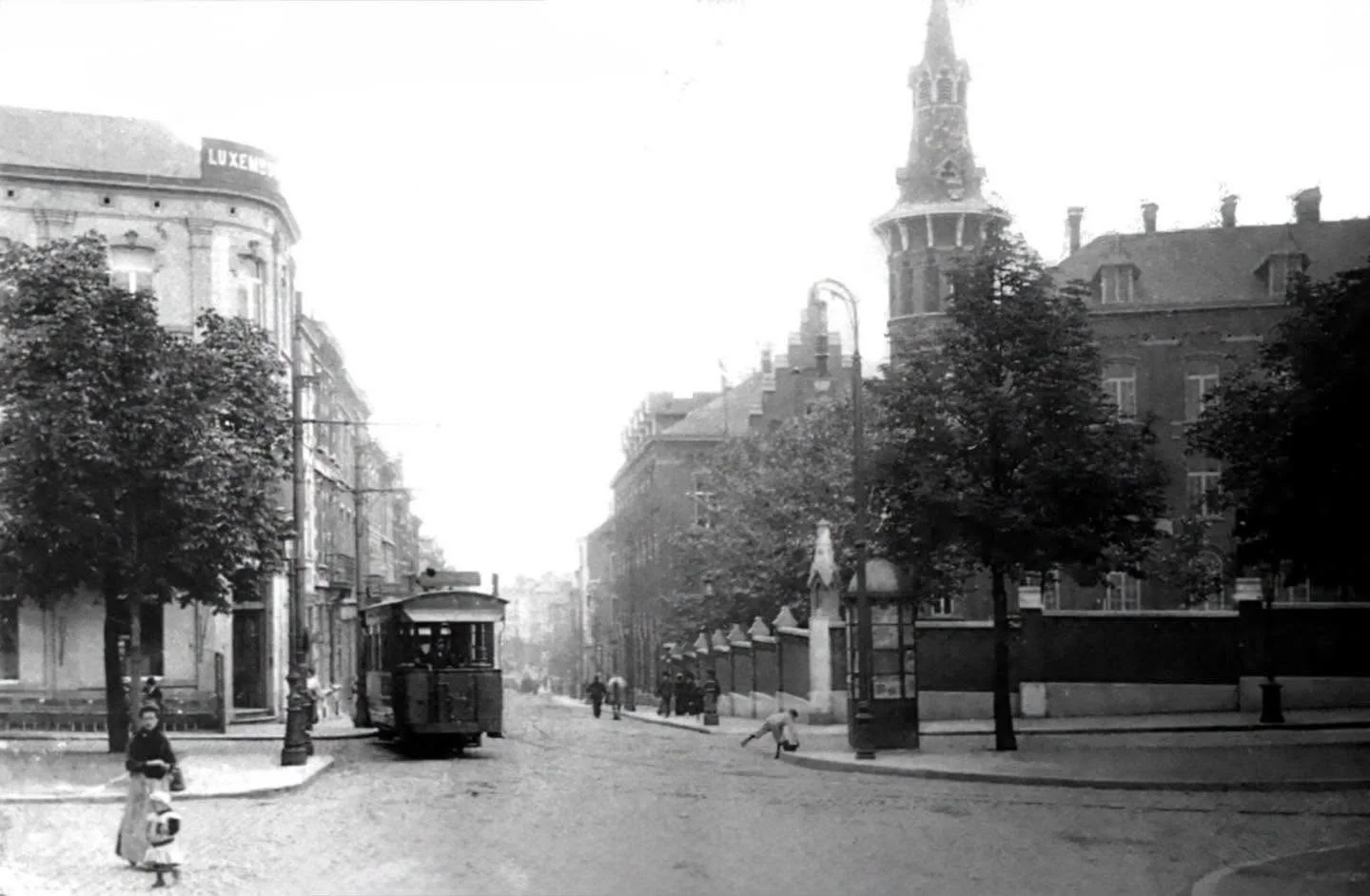 Vers 1910 la Sambre traversait encore cet endroit | Rue du Pont Neuf, Charleroi