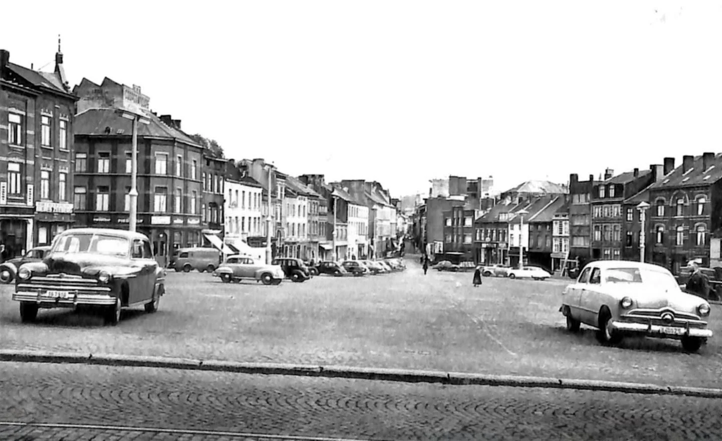 Vous reconnaissez la Place de la Digue ? | Place de la Digue, Charleroi