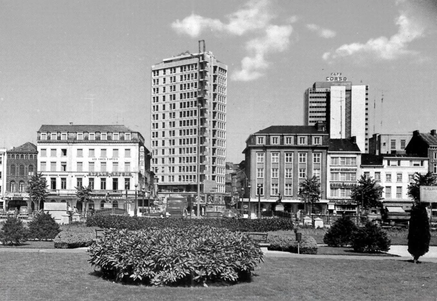 Vue depuis la gare de Charleroi… face à la Ville | Square des Martyrs, Charleroi